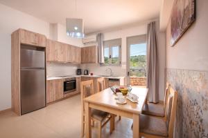 Urania Luxury Suite with pool view -Loutra Resort