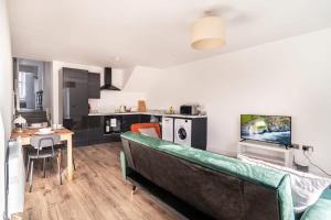Modern 2 Bed Apartment in Waterloo Liverpool