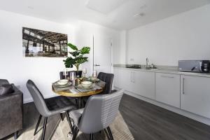 Stylish and Bright 2 Bed Apartment in Ashford