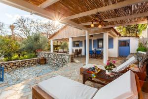 The Blue House Seaside Retreat - Fully equipped