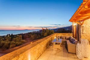 Mani Panoramic Views - Private Sunny Retreat
