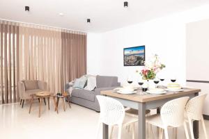 2Bed flat w shared heated pool in MLH by Homely!