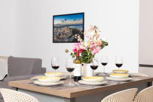 2Bed flat w shared heated pool in MLH by Homely!