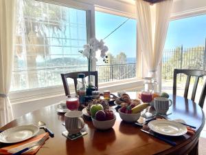 Eagles Nest Villa Athenian Riviera in Aghia Marina near Lagonisi, next to the beach close to Athens Airport