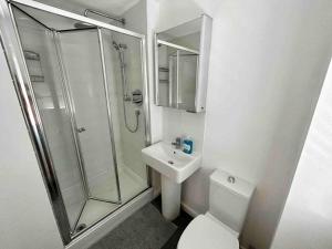 Home in Southsea with Hot Tub, Close to the Sea