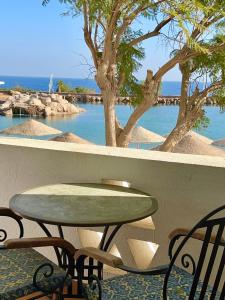 Domina coral bay Beach and lake direct view 2