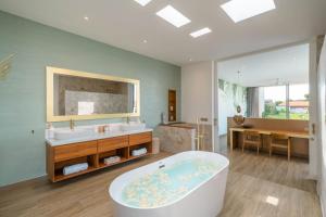 Villa Vola : Fabulous New Designer Villa Next to the Beach