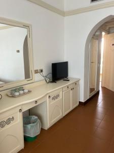 Domina coral bay Beach and lake direct view 2