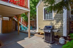 1 Min Walk to Water Town Deck and A C