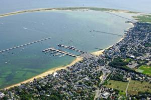 1 Min Walk to Water Town Deck and A C