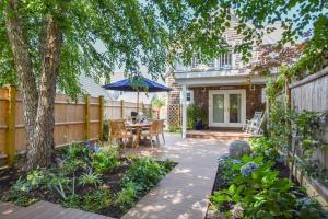 4 min Walk to Commercial Street and Beach