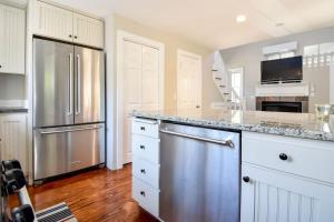 4 min Walk to Commercial Street and Beach