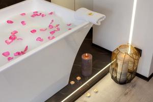 Royal romantic apartment with bathtub
