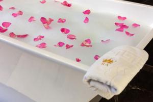 Royal romantic apartment with bathtub