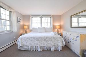 Peace and Quiet & Spacious Back Deck