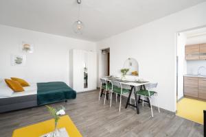 Cozy Studio Retro in Poznan by Renters