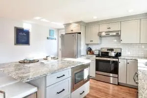 Wrap-Around Porch Mins to Beach - إيست هارويتش