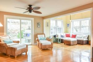 Spacious w Large Outdoor Area Fire Pit