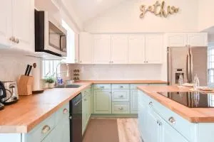 Hot Tub 1 Mile to Swimming on Long Pond - East Brewster