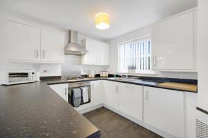 NEW! 3 Bed Home in Stockton-on-tees City Centre by Stay With Us, Ideal for Families & Large Groups, SLEEPS 5!!