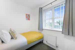 NEW! 3 Bed Home in Stockton-on-tees City Centre by Stay With Us, Ideal for Families & Large Groups, SLEEPS 5!!