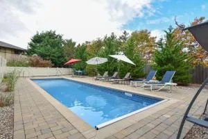 Beautiful backyard pool deeded beach rights - Truro
