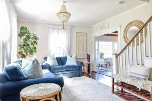 Antique Dennis getaway with firepit & EV charger Dog friendly - West Harwich