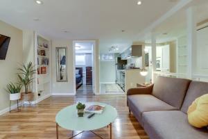 Beautiful 2 Bedroom across from The House of Representatives