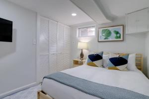 Sojourn Townhome in Old Town Alexandria with Relaxing Yard