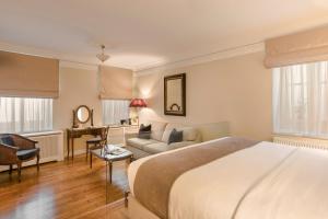 Junior Suite room in Noble Suites