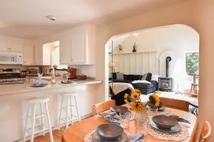 Bright & Open Central A C Dog Friendly - West Barnstable