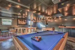 4BD With Game Lounge Hot tub Dog Friendly USAFA - Pikeview