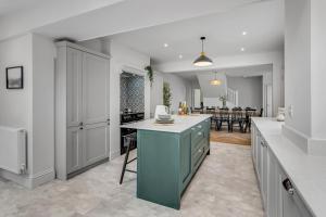 Cromer Coastal 6-Bed House l Near Beach, Parking & Garden