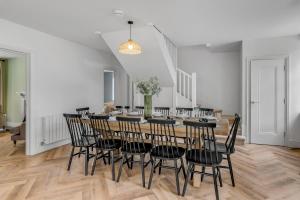 Coastal 6-bed with hot tub