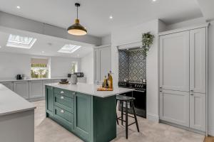 Coastal 6-bed with hot tub