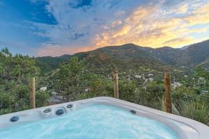 Stunning Views Modern Luxury Hot Tub Sauna