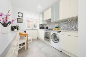 Okopowa Rodzinny Apartament z Balkonem Warszawa by Noclegi Renters