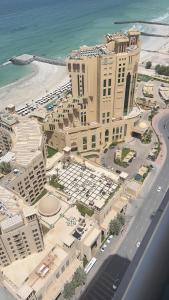 F30,R3,Sunrise on the beach,1room inside 3bedroom apartment,(separate washroom outside)