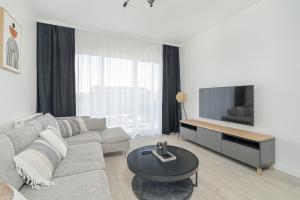 Family Apartment in Poznań with 2 Parking Spaces, 3 Bedrooms and Balcony by Noclegi Renters