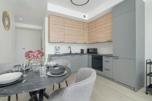 Family Apartment in Poznań with 2 Parking Spaces, 3 Bedrooms and Balcony by Noclegi Renters