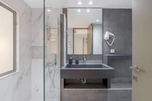 The HostMaster Deluxe Suite