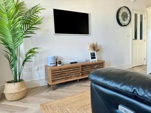 Luxury Sea View Apartment with Multi Room Balcony And Private Onsite Parking Only 300M From the Beach