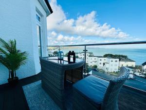 Luxury Sea View Apartment with Multi Room Balcony And Private Onsite Parking Only 300M From the Beach