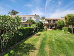 Luxury villa In Jaz Little Venice Elsokhna Golf Resort With Private Garden & Pool View - Families Only