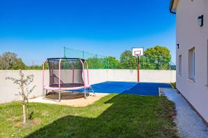 Villa Camelie near Barban for 10 people with playground for children, fitness & pet friendly