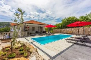 Schöne Ferienwohnung mit Pool und Spielplatz für Kinder - بريبير