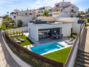 Host Wise - Bright Spacious House Swimming Pool