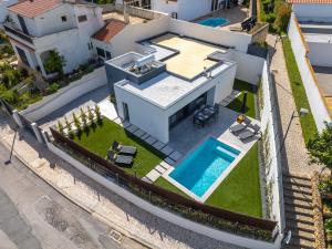 Host Wise - Bright Spacious House Swimming Pool