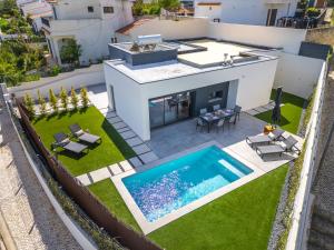 Host Wise - Bright Spacious House Swimming Pool