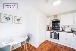Cosy 3-Bedroom Serviced House with Free WiFi and Parking By Redwood Stays
